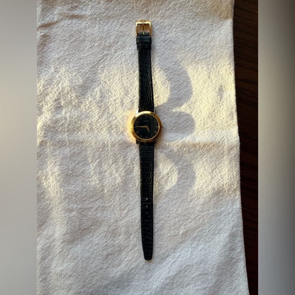Vintage Gucci 2200L watch